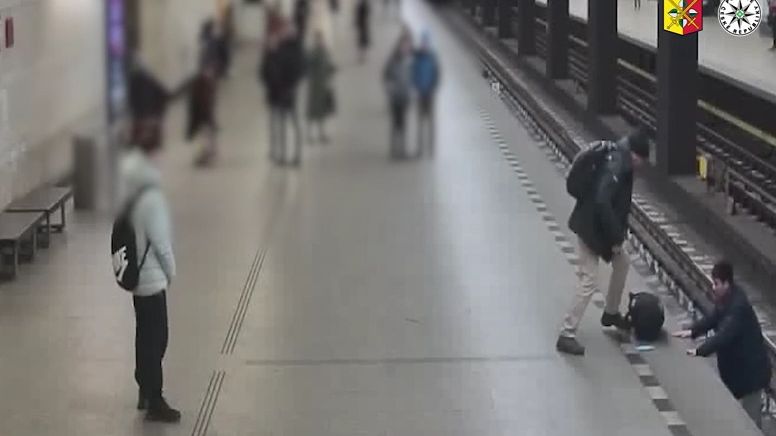Neznámý agresor shodil v metru mladíka do kolejiště